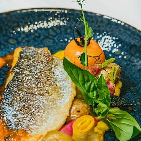 מלון Mayrena Restaurant 3*